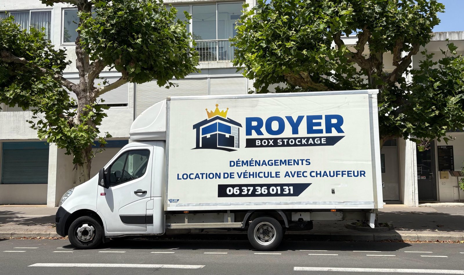 Camion de déménagement floqué ROYER BOX STOCKAGE, déménagements et location de véhicule avec chauffeur en Charente-Maritime