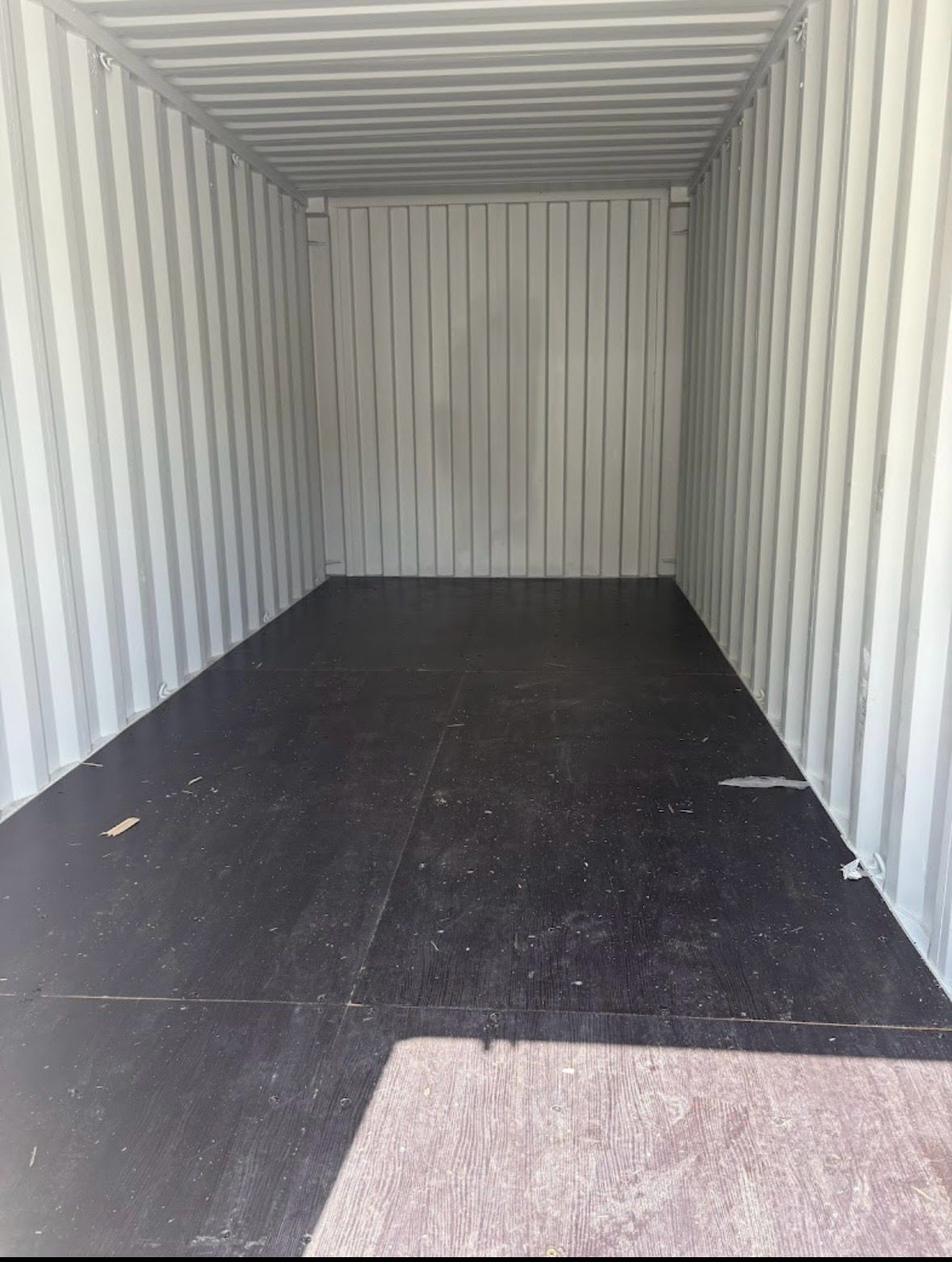 Intérieur d'un container de stockage type maritime neuf, sec et ventilé, près de Saintes