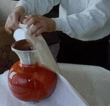 Déménageur emballant un vase fragile dans du papier de protection