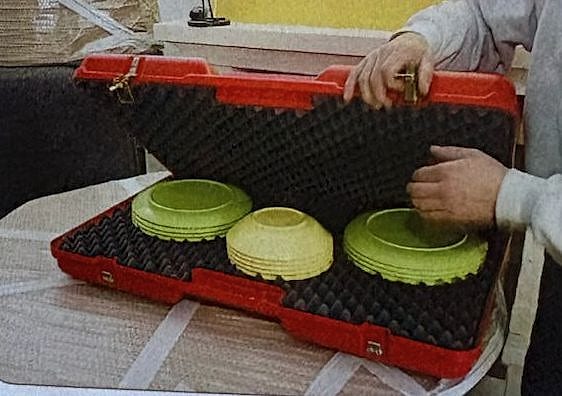 Assiettes calées dans une valise vaisselle en mousse alvéolée
