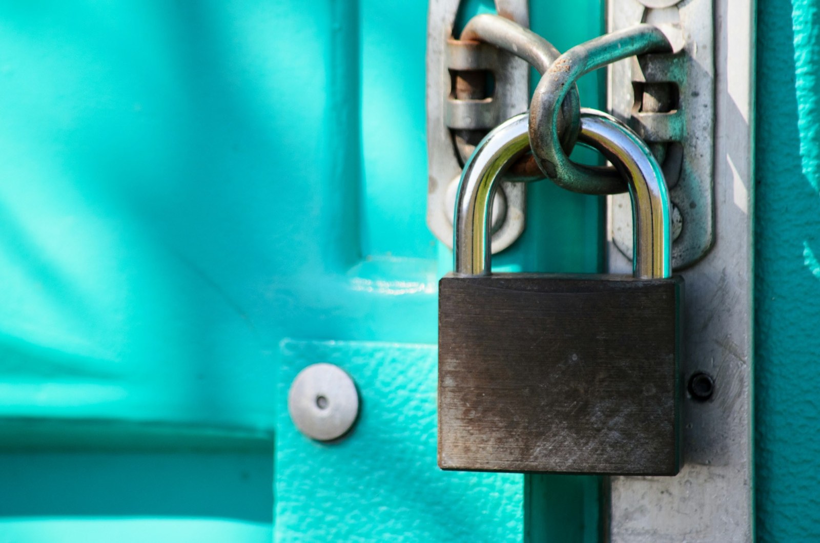 Cadenas fermant un box de stockage, accès 24h/24 près de Saintes